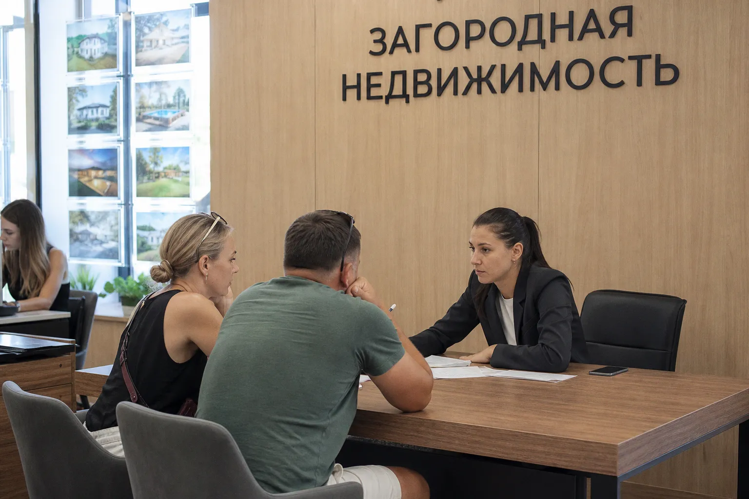 Почему россияне массово бронируют загородные дома на август за два месяца до поездки