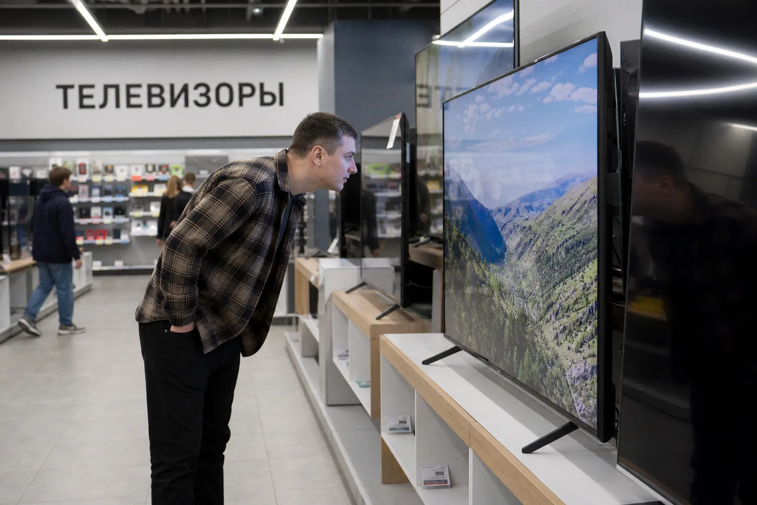 Почему россияне массово переходят на бюджетные телевизоры